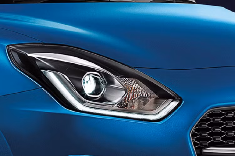 Ngoài ra, Suzuki Swift 2021 tại Thái Lan còn được bổ sung bộ vành mới với thiết kế 5 chấu kép, sơn phối 2 màu thể thao. Đáng tiếc là mẫu xe này không có thêm màu cam và vàng mới như Suzuki Swift ở Nhật Bản.