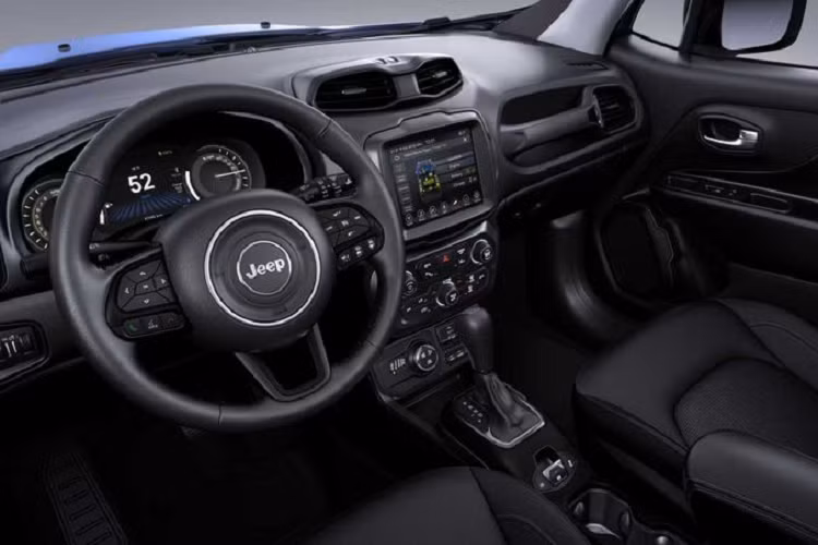 Chiếc Jeep Renegade Impulse đặc biệt này được trang bị gương chiếu hậu gập điện có chức năng sưởi và chống chói, ngăn để đồ dưới ghế hành khách phía trước, thảm lót sàn chống thấm nước và tính năng mở khóa không cần chìa.