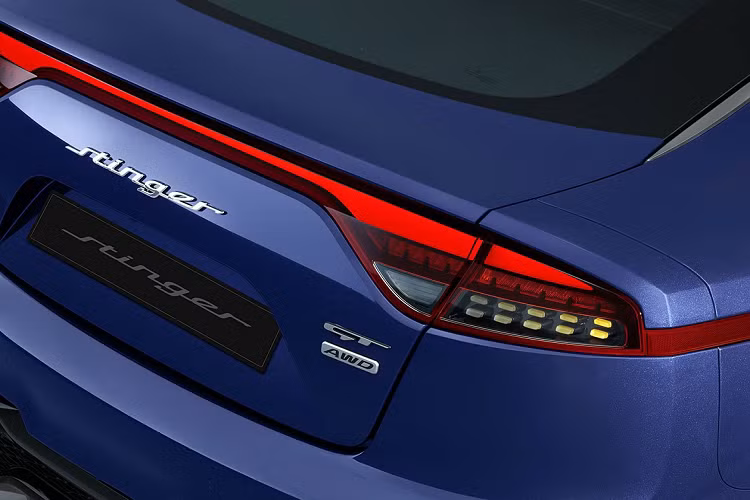 Ở đời 2022, Stinger được loại bỏ bản GT cơ bản, chỉ còn GT1 và GT2. Hai phiên bản này sử dụng động cơ tăng áp kép V6 3.3L, sản sinh công suất 368 mã lực và mô-men xoắn 510 Nm. Sự khác biệt chính của 2 phiên bản này đến từ hệ thống treo điện tử, hệ thống âm thanh, ghế ghi nhớ vị trí…