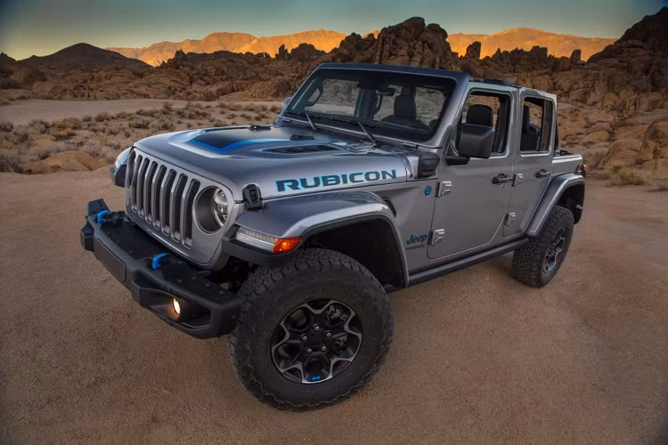 Tại phân khúc này, Ford Bronco mới sẽ phải đối đầu với những cái tên khác cũng đang được ưu chuộng như Land Rover Defender thế hệ thứ hai, mẫu xe được bán ra với động cơ Ingenium hoàn toàn mới cùng biến thể V8 sẽ ra mắt trong thời gian tới. Bên cạnh đó, một cái tên nổi bật khác tại phân khúc này phải kể đến là Jeep Wrangler, mẫu xe vừa nhận được bản nâng cấp cũng như biến thể hybrid và biến thể dùng động cơ V8 Hemi. Dự kiến năm 2021 sẽ đánh dấu một năm bùng nổ của phong trào chơi xe off-road trên khắp thế giới.