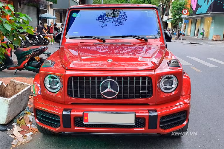 Về trang bị động cơ, chiếc Mercedes-AMG G63 này sử dụng động cơ V8 4.0L tăng áp kép, cho công suất 577 mã lực và mô-men xoắn 850Nm, kết hợp với hộp số tự động 9 cấp. G63 AMG có thể tăng tốc từ 0-100km/h trong 4,5 giây trước khi đạt tốc độ tối đa 220km/h. Mức giá xe Mercedes-AMG G63 chính hãng tại Việt Nam khoảng hơn 10 tỷ đồng.