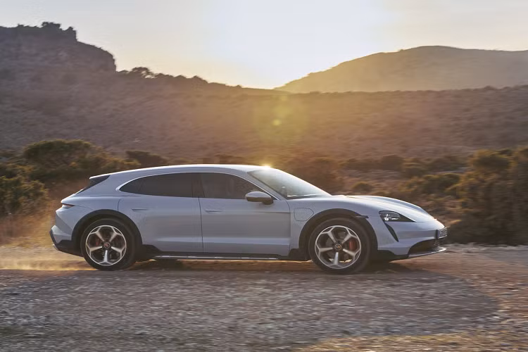 2 phiên bản Turbo và Turbo S có công suất tối đa 625 mã lực. Tuy nhiên, khi kích hoạt Launch Control, Taycan Turbo Cross Turismo có công suất lên đến 680 mã lực với khả năng tăng tốc từ 0 lên 100 km/h chỉ trong 3,3 giây.