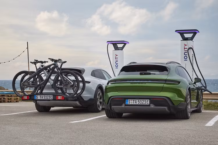 Bên cạnh việc ra mắt mẫu xe Taycan Cross Turismo, Porsche còn mang đến 2 mẫu xe đạp điện hoàn toàn mới. Tuy nhiên, hãng xe không công bố thông tin cụ thể về khả năng vận hành của mẫu xe đạp điện này. Tại thị trường Anh Quốc, phiên bản thể thao eBike Sport có mức giá lên đến 13.200 USD, còn phiên bản địa hình eBike Cross có mức giá 10.420 USD