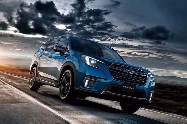 Về trang bị, Subaru Forester 2022 bản Touring và X-Break đi kèm vành hợp kim 17 inch. Loại dùng cho 2 bản Sport và Advance là 18 inch. Thêm vào đó là đèn pha LED với tính năng chiếu sáng theo góc đánh lái, ghế bọc nỉ hoặc da và cửa sổ trời chỉnh điện.
