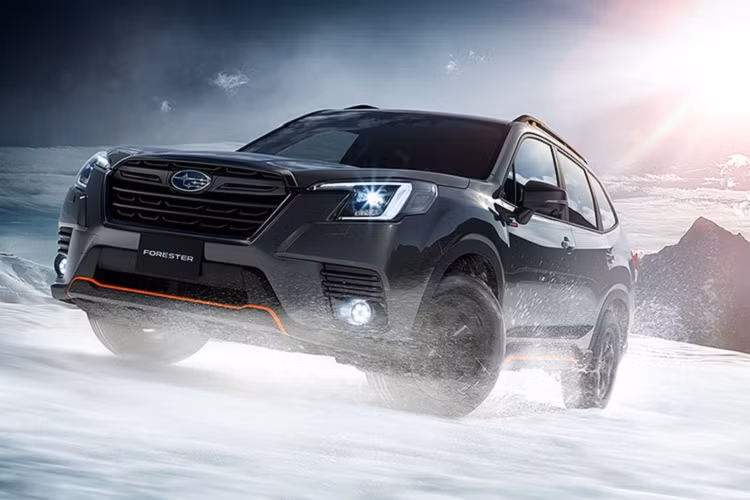 Bước sang phiên bản nâng cấp, Subaru Forester 2022 mới được cải tiến đáng kể về thiết kế ngoại thất. Điều này được thể hiện rõ qua thiết kế đầu xe với cụm đèn pha mới. So với phiên bản cũ, đèn pha của xe được thiết kế thẳng đứng hơn và góc cạnh hơn. Trong đó, dải đèn LED định vị ban ngày của xe kéo vào bên trong, tạo cảm giác nối với lưới tản nhiệt nổi bật ở giữa.