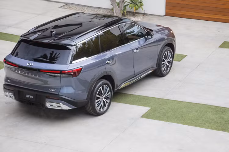 Infiniti QX60 Sensory – giá từ 56.350 USD (khoảng 1,3 tỷ VND). Đây là phiên bản cao thứ 3 trong dải phiên bản của Infiniti QX60. Do đó ngoài những trang bị như phía trên, Infiniti QX60 Sensory được nâng cấp la-zăng hợp kim 20 inch trang trí họa tiết kiểu phay cắt kim loại thế thao. Trong khi đó bên trong bổ sung đèn viền ambient light, ốp gỗ tần bì Open-pore, tích hợp chức năng massage hàng ghế trước và sưởi ấm cho hàng ghế thứ hai.