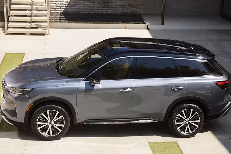 Infiniti QX60 Luxe hạng sang – giá từ 52.900 USD (khoảng 1,21 tỷ VND). Đây là phiên bản bán chạy nhất của dòng xe QX60. Phiên bản Luxe được trang bị cao cấp hơn. như la-zăng hợp kim 20 inch, gương chiếu hậu ngoài chống chói tự động và giá nóc sơn bạc. Trong khi đó nội thất được trang bị vô-lăng nhớ vị trí và chỉnh điện 4 hướng; ghế ngồi phía trước tích hợp làm mát, gói trang trí Silver Metallic Weave Trim và cửa sau tích hợp rèm che nắng.