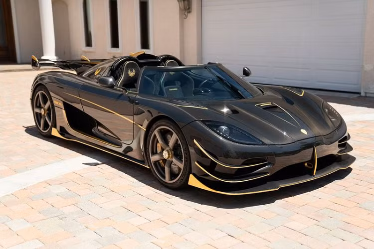 Được biết, siêu xe Koenigsegg Agera RS Phoenix ban đầu thuộc về một nhà sưu tập xe hơi nổi tiếng tên là Manny Khoshbin ở Los Angeles.