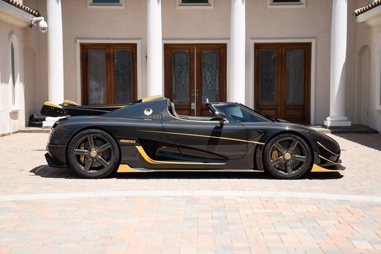 Manny Khoshbin từng chia sẻ rằng mình đã chi ra 2,2 triệu USD (~ 50,6 tỷ VNĐ) để mua Agera RS Phoenix, tuy nhiên, chỉ sau 5 tháng sở hữu, người đàn ông này đã chào giá xe Koenigsegg Agera RS Phoenix tới 4,1 triệu USD (khoảng 94,3 tỷ đồng), thu về món lợi nhuận lên tới 43,7 tỷ đồng). Chiếc xe hiện đang được rao bán bởi Pagani of Beverly Hills.