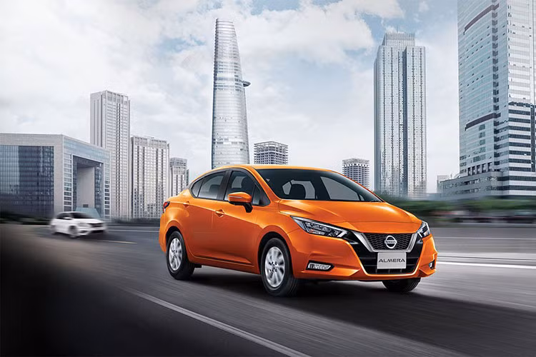 Tất cả các phiên bản Nissan Almera 2021 mới đều sử dụng động cơ xăng 3cyl thẳng hàng (I3), dung tích 1.0L (999cc), tăng áp, cam đôi DOHC, sử dụng công nghệ phun nhiên liệu trực tiếp cho công suất tối đa 99,2 mã lực tại 5.000 vòng/phút và mô-men xoắn cực đại 152 Nm đạt tại dải vòng tua từ 2.400 – 4.000 vòng/phút. Sức mạnh được truyền xuống cầu trước (FWD), thông qua hộp số tự động biến thiên vô cấp CVT (XTRONIC) và hộp số sàn 5 cấp (5MT).