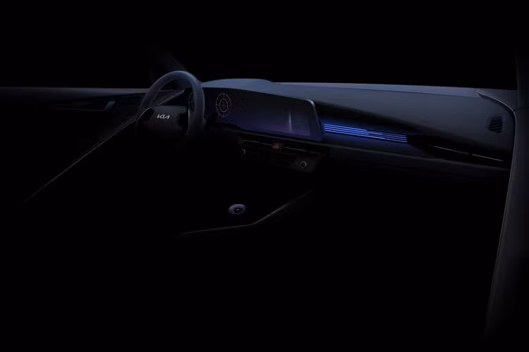 Với những hình ảnh teaser mà Kia công bố có thể thấy, Kia Niro 2022 mới sẽ có bộ lưới tản nhiệt thiết kế ngang, mỏng kết hợp với đường viền mạ crôm nổi bật và đèn pha LED được đặt thấp trên cản trước. Phần đuôi xe ấn tượng với cụm đèn hậu mỏng được đặt dọc theo trụ C và được sơn đỏ tạo hiệu ứng hai tông màu.