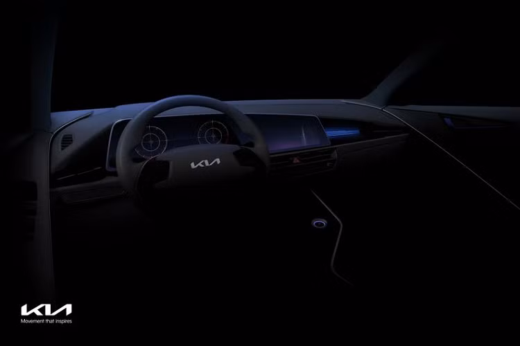 Bước vào trong cabin, Kia Niro 2022 có bảng điều khiển được thiết kế lại với một màn hình duy nhất tích hợp cụm đồng hồ kỹ thuật số và màn hình cảm ứng thông tin giải trí, tương tự như trên Kia Sportage. Qua hình ảnh có thể thấy, màn hình được thiết kế dạng vát chéo bất đối xứng, ẩn đằng sau là một luồng ánh sáng xanh với một nút bấm khởi động (có thể).