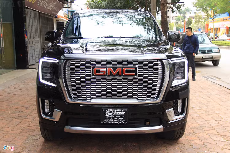 Tại Việt Nam, bên cạnh các mẫu xe được phân phối chính hãng như Lexus LX570, BMW X7 hay Mercedes-Benz GLS, nhóm SUV hạng sang cỡ lớn còn có những lựa chọn ít phổ biến hơn, được đại lý tư nhân nhập về. Tiêu biểu bao gồm Cadillac Escalade, Lincoln Navigator hay GMC Yukon XL... và mới đây là GMC Yukon XL Denali 2021 mới.