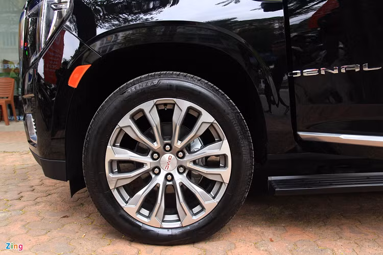 Mặt ca-lăng của Yukon Denali XL có kích cỡ lớn, được viền crôm với họa tiết mắt lưới bằng kim loại. Logo GMC màu đỏ nổi bật ở phía đầu và đuôi. Xe được trang bị bậc lên/xuống đóng, mở điện tự động.