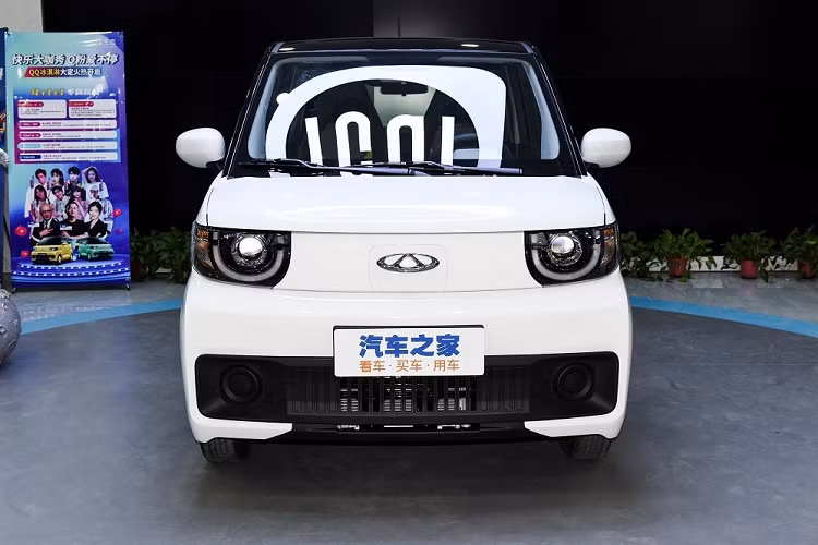 Theo đó, tại thị trường tỷ dân này, Chery QQ Ice Cream 2022 mới có giá dao động từ 29.900 - 43.900 Nhân dân tệ (khoảng 104 - 153 triệu đồng). Như vậy, mẫu xe này có giá ngang ngửa với Wuling Hongguang Mini EV - ô tô điện bán chạy nhất tại thị trường Trung Quốc hiện nay.