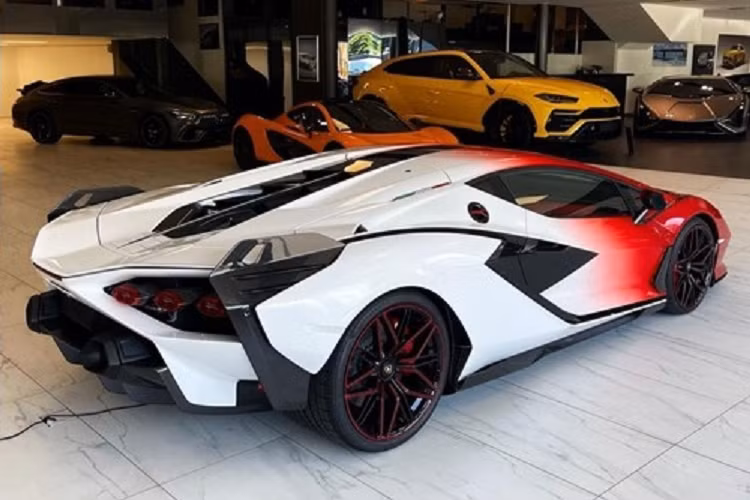 Khá thú vị là khách hàng của đại lý Lamborghini Porrentruy lại chọn tông màu đỏ rực rỡ để phối cùng màu trắng.