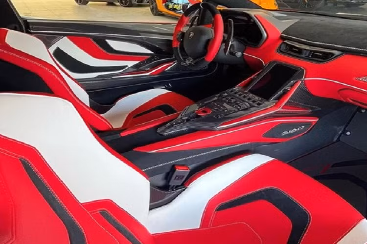 Chiếc siêu xe triệu đô hybrid Lamborghini Sian mới đến Thụy Sĩ có ngoại thất phối 2 tông màu là trắng và đỏ cùng với đó là nội thất khá "sexy" với tông màu đỏ làm chủ đạo cùng sọc trắng và sợi carbon làm điểm nhấn rất ấn tượng.