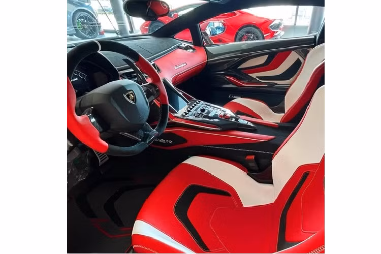 Hãng siêu xe Ý đưa ra mức giá xe Lamborghini Sian của mình với con số lên đến tận 3,6 triệu đô la, tương đương 82,2 tỷ đồng. Tuy nhiên, Lamborghini Sian vẫn dựa trên cơ sở gầm bệ của Aventador, xe trang bị khối động cơ xăng V12, hút khí tự nhiên, dung tích 6,5 lít nhưng tạo ra công suất tối đa 774 mã lực.