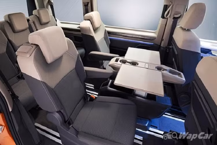 Đối với nội thất, Volkswagen Multivan hoàn toàn mới có cabin rộng rãi và giống như xe hơi thông thường với các bề mặt bóng bẩy đầy phong cách, đèn nền nội thất và màn hình cảm ứng thông tin giải trí 10 inch. Chưa hết, Multivan còn sở hữu những ghế hành khách phía sau nhẹ hơn 25% so với thông thường, giúp việc tháo và di chuyển ghế dễ dàng hơn. Sàn phẳng của Multivan cũng có hệ thống đường ray, cho phép sắp xếp chỗ ngồi linh hoạt.