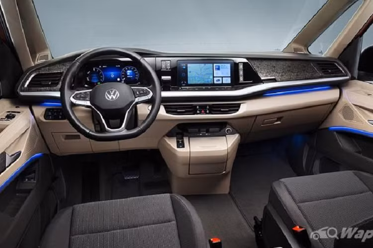 Bên cạnh một loạt các công nghệ an toàn, Multivan còn được trang bị công nghệ kết nối Car2X, cho phép các xe giao tiếp với nhau, chia sẻ thông tin đèn tín hiệu đang ở màu gì, còn bao nhiêu lâu cho các phương tiện giao thông gần đó biết trong vùng lân cận qua mạng WLAN. Ngoài ra, Multivan còn có khả năng tự lái IQ.DRIVE Travel Assist kết hợp dự đoán kiểm soát hành trình thích ứng và hỗ trợ làn đường.