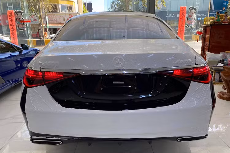 Tại Việt Nam, mẫu xe sang Mercedes-Benz S500 2021 cũng đã bắt đầu được các showroom tư nhân chào bán. Phiên bản này có giá dự kiến khoảng 7,5 tỷ đồng khi nhập đơn lẻ về Việt Nam, tương đương giá của một chiếc Maybach S450 4Matic đang bán chính hãng. Với đơn vị chính hãng, có lẽ phải một thời gian khá lâu nữa mới chính thức phân phối phiên bản hoàn toàn mới.