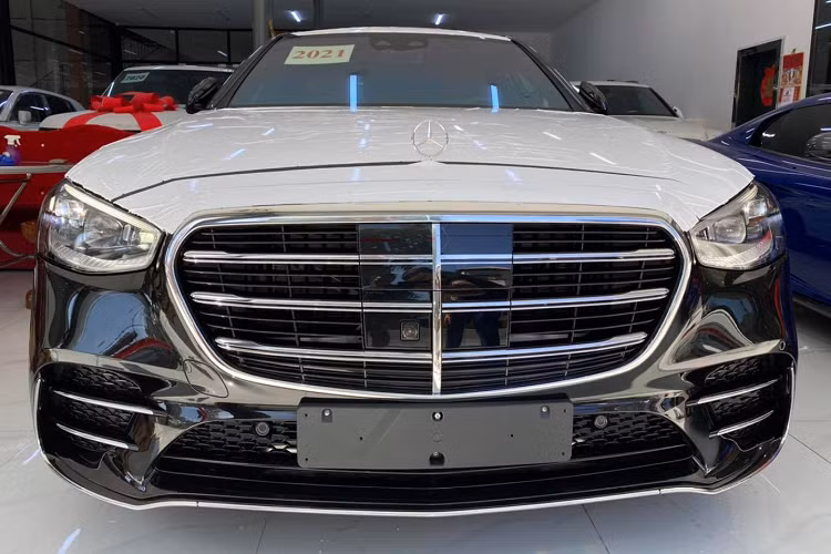 Các trang bị an toàn nổi bật trên S-Class 2021 bao gồm phanh khẩn cấp tự động, kiểm soát hành trình thích ứng với tính năng Stop&amp;Go, hỗ trợ lái chủ động, hỗ trợ giữ làn, hỗ trợ chuyển làn, nhận dạng biển báo giao thông, cảnh báo phương tiện cắt ngang phía trước và phía sau, giám sát điểm mù chủ động. Ngoài ra, xe còn được trang bị túi khí cho hàng ghế phía sau được thiết kế để bảo vệ hành khách trong trường hợp và chạm trực diện. mức giá xe Mercedes-Benz S500 2021 tại Campuchia hiện vẫn là một ẩn số.