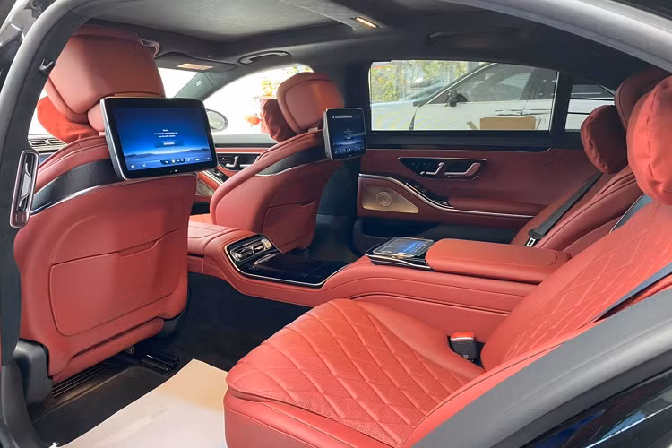 Về kích thước tổng thể, S-Class thế hệ mới dài hơn phiên bản tiền nhiệm tới 33 mm (ở phên bản trục cơ sở dài), rộng hơn 50 mm và cao hơn khoảng 10 mm. Để giữ cho tỷ lệ của S-Class cân đối hơn, Mercedes cũng nới thêm chiều dài cơ sở 50 mm, bánh trước 35,5 mm và bánh sau 50 mm. Vì vậy, S-Class 2021 vẫn duy trì được tỷ lệ thể thao vốn có, đồng thời mang đến một không gian cabin rộng rãi và thoải mái hơn.