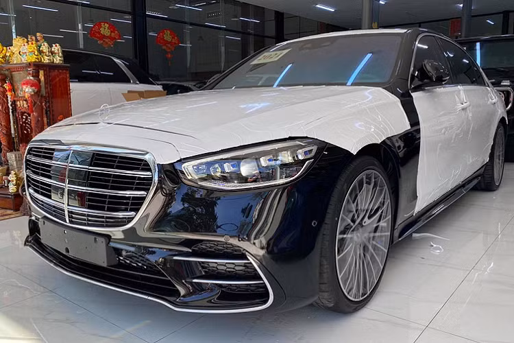 Không phải Thái Lan hay một thị trường xe sang lớn nào trong khu vực đón nhận những chiếc Mercedes-Benz S-Class 2021 mới đầu tiên đặt chân đến, Campuchia mới là quốc gia làm được điều đó. Một doanh nghiệp nhập khẩu tại thủ đô Phnôm Pênh vừa đưa về một chiếc S500 hoàn toàn mới từ thị trường châu Âu. Thời điểm hiện tại, thậm chí thị trường Mỹ cũng chưa có xe S-Class 2021 bán ra.