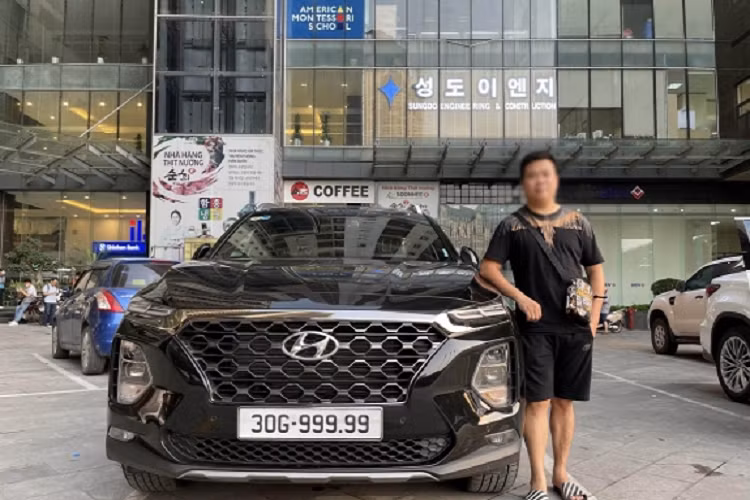 Chia sẻ với chúng tôi, anh Hiếu cho biết: “Là một người chuyên sưu tầm xe biển số đẹp trong nhiều năm nay, tôi luôn theo dõi và nắm bắt thông tin sớm hơn bất kỳ ai để có thể sở hữu những chiếc xe có biển số độc đáo nhất tại Hà Nội và thậm chí cả khu vực miền Bắc.