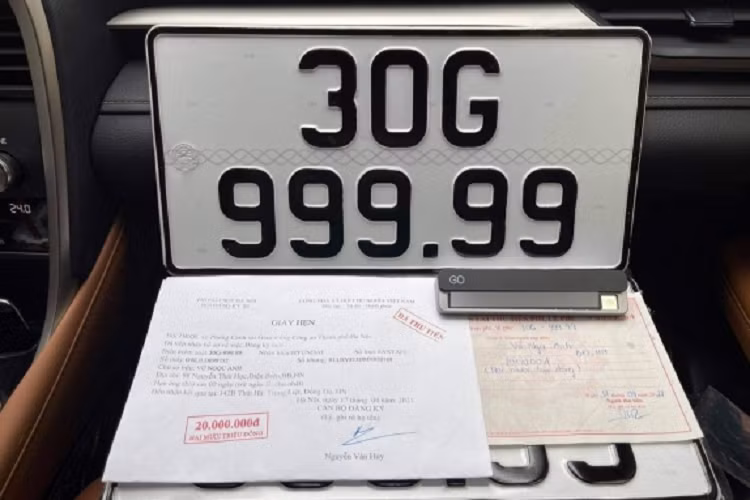 Mới đây, một người đàn ông khi mua xe Hyundai SantaFe tại Hà Nội đã may mắn bốc được biển số 30G-999.99. Đây là dạng biển số “ngũ quý” được coi là đẹp nhất hiện nay. Ngay sau khi bốc được biển số khủng, chủ xe nhanh chóng sang tay lại chiếc SantaFe cho một người chơi xe biển số đẹp có tiếng tại Hà Nội, đó là anh Đỗ Trung Hiếu.