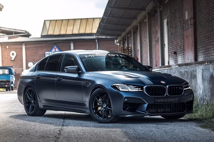 Tại Mỹ, giá xe BMW M5 CS có mức bán ra khởi điểm khoảng 142.000 USD. Manhart không tiết lộ giá trị gói độ độc nhất thế giới này. MH5 GTR sẽ được ra mắt chính thức tại triển lãm IAA Mobility 2021.