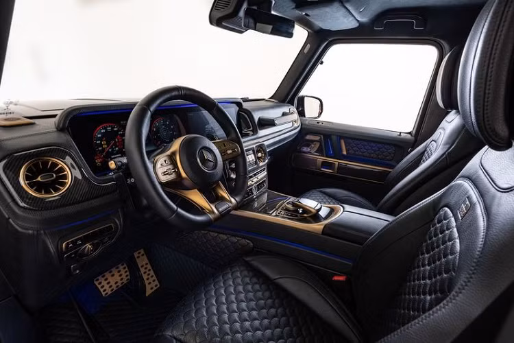 Ngoài ra, Mercedes-AMG G63 của Brabus cũng sở hữu các tiện nghi nội thất quen thuộc như hai màn hình 12,3 inch - một để hiển thị các thông số cần thiết khi lái và một được dành cho hệ thống thông tin giải trí, 4 ghế ngồi thể thao, cặp màn hình cỡ lớn cho hành khách phía sau...