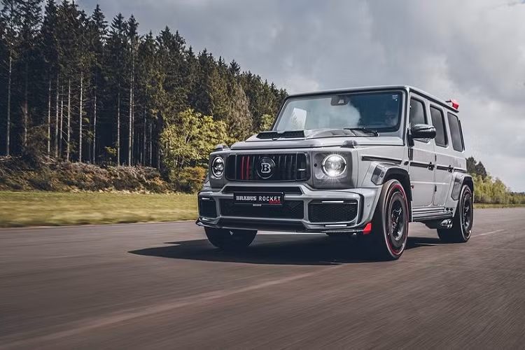 Đối với những vị khách muốn có một chiếc G63 "hủy diệt" hơn nữa thì bản độ Brabus 900 Rocket Edition là một lựa chọn hợp lý. Gói này sẽ giúp Mercedes-AMG G63 Brabus mới "tăng lực" lên tới 900 mã lực và mô-men xoắn cực đại 1.250 Nm, nhờ đó, "vua địa hình" chỉ cần 3,7 giây để chạy nước rút.