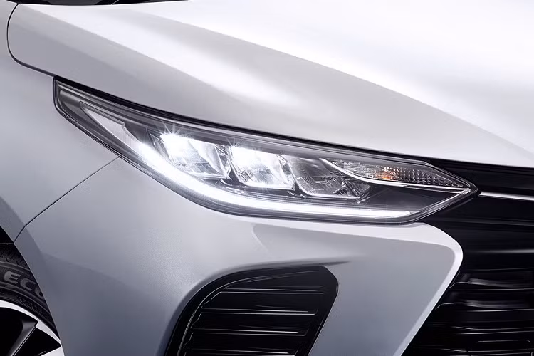 Thêm vào đó là cánh lướt gió bên sườn và phía sau nhưng chỉ dành cho Toyota Yaris Ativ 2021 bản Sport Premium cũng như Sport. Riêng bản Sport Premium còn có thêm cả cánh lướt gió trên nắp cốp sau và bộ vành hợp kim 15 inch phối 2 màu đen - bạc.