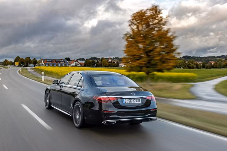 Để tối ưu hóa khả năng tiết kiệm nhiên liệu cho xe, Mercedes-Benz S580e 2021 sẽ dùng dữ liệu định vị, địa hình, giới hạn tốc độ và tình trạng giao thông để mang đến lộ trình thông minh. Bên cạnh đó, xe còn dùng cảm biến của những hệ thống hỗ trợ người lái để xem có phải đang chạy trong đô thị hay không, từ đó tăng cường việc sử dụng mô-tơ điện. 