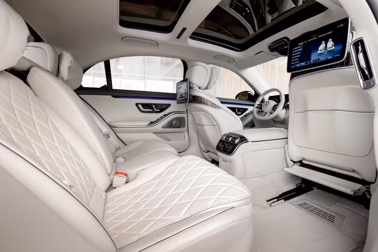 Bên cạnh đó, Mercedes-Benz S580e 2021 còn có khả năng chạy hết quãng đường hơn 100 km và đạt vận tốc tối đa 140 km/h chỉ bằng mô-tơ điện. Nếu dùng cả động cơ xăng, xe có thể đạt vận tốc tối đa 250 km/h. Tại thị trường châu Âu, mẫu sedan cỡ lớn này đi kèm hệ thống sạc AC 11 kW tiêu chuẩn. Bên cạnh đó là sạc DC 60 kW giúp sạc đầy pin trong thời gian chỉ 30 phút.
