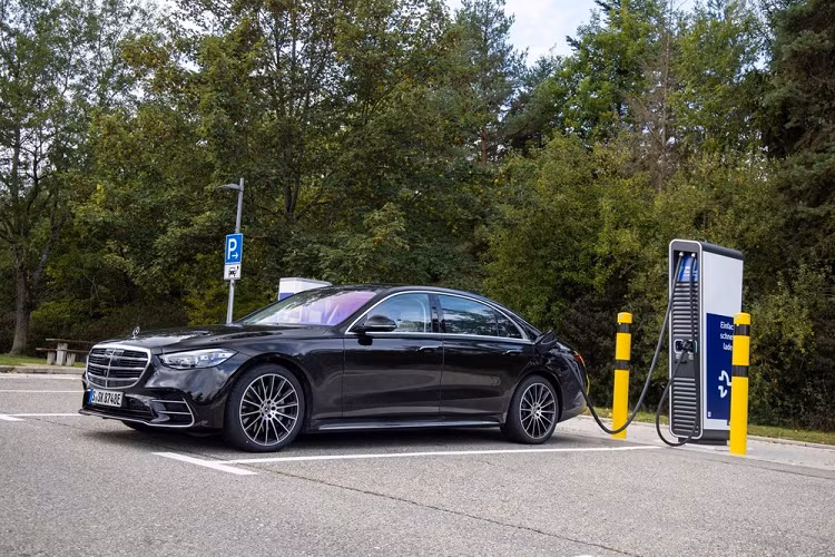Cụm pin của Mercedes-Benz S580e 2021 được đặt dưới sàn của khoang hành lý nhằm không ảnh hưởng nhiều đến thể tích chứa đồ. So với các phiên bản khác của dòng Mercedes-Benz S-Class thế hệ mới, S580e có thể tích khoang hành lý chỉ 330 lít thay vì 550 lít. Tại thị trường Đức, giá xe Mercedes-Benz S580e 2021 có mức bán ra khởi điểm từ 123.736 Euro (khoảng 3,35 tỷ đồng).