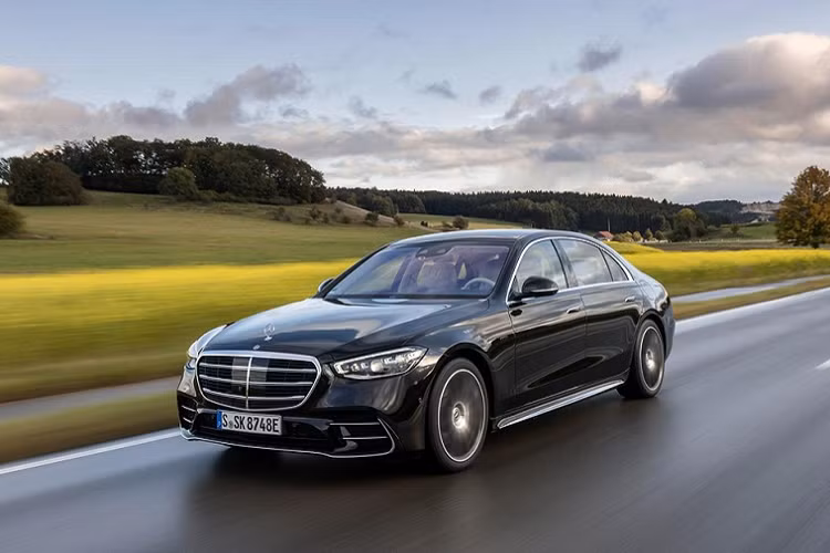 Mercedes-Benz S-Class thế hệ W223 vừa tiếp tục được bổ sung phiên bản plug-in hybrid mang tên S580e. Điểm nhấn của Mercedes-Benz S580e 2021 mới nằm ở hệ truyền động plug-in hybrid siêu tiết kiệm xăng. Theo đó, Mercedes-Benz S580e 2021 được trang bị động cơ xăng 6 xi-lanh thẳng hàng, tăng áp, dung tích 3.0L lấy từ S450, sản sinh công suất tối đa 367 mã lực tại tua máy từ 5.500 - 6.100 vòng/phút và mô-men xoắn cực đại 500 Nm tại dải tua máy 1.600 - 4.500 vòng/phút. 