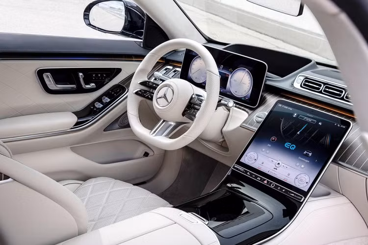 Ngoài ra, Mercedes-Benz S580e 2021 còn dùng hộp số tự động 9 cấp và cụm pin lithium-ion 28,6 kWh. Hệ truyền động này cho phép xe có thể tăng tốc từ 0-100 km/h trong thời gian chỉ 5,2 giây đồng thời tiêu thụ lượng xăng thấp đến mức bất ngờ, dao động từ 1,1 - 1,5 lít/100 km với bản trục cơ sở tiêu chuẩn và 1,2 - 1,5 lít/100 km với bản trục cơ sở dài. Nói cách khác, Mercedes-Benz S580e tiết kiệm xăng hơn cả xe máy. 
