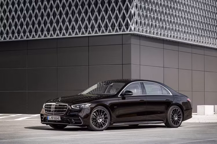 Động cơ này đồng hành với mô-tơ điện mạnh 150 mã lực và 480 Nm. Nhờ đó, xe sang Mercedes-Benz S580e 2021 sở hữu công suất tổng cộng 510 mã lực và mô-men xoắn cực đại 750 Nm. So với Mercedes-Benz S560e cũ, mẫu sedan cỡ lớn này mạnh hơn 34 mã lực và 50 Nm.