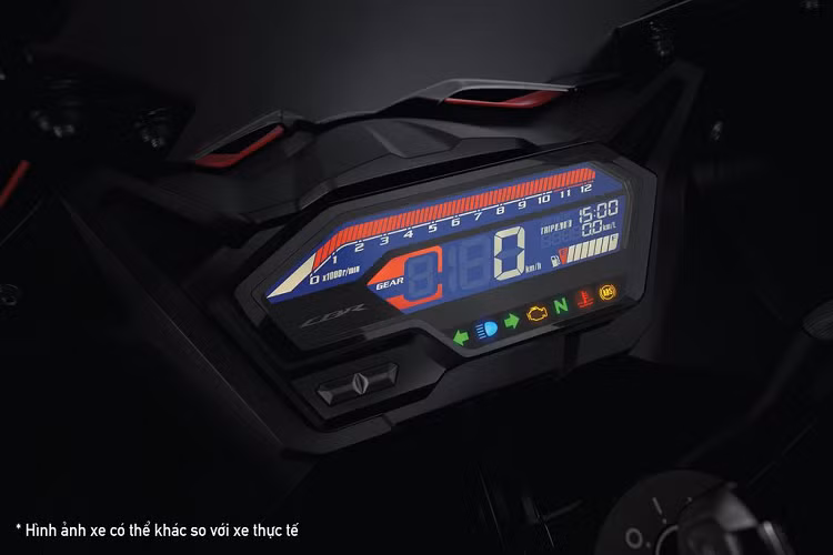 Cụm đồng hồ màu kỹ thuật số LCD được bố trí hiển thị các thông số kỹ thuật như tốc độ, vòng tua máy, thời gian, báo xăng và xi nhan cho khách hàng dễ dàng quan sát lựa chọn sử dụng khi vận hành xe trên đường. Ốp bình xăng CBR150R thế hệ mới được cắt gọn lại hình thành nên nhiều góc nhọn sắc nét hơn nhưng khi nhìn từ góc độ người lái lại mang đến cảm giác thoáng cùng góc lái rộng hơn.