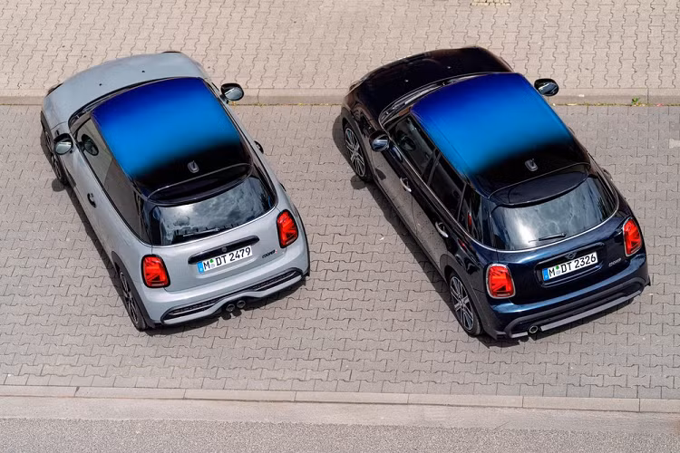 Người mua có thể lựa chọn nóc Multitone với tất cả màu sơn ngoại thất trừ Chili Red, British Racing Green, và Indian Summer Red. Để giúp nó trở nên nổi bật hơn nữa, những điểm nhấn tương phản trong màu trắng, đen, và bạc cũng có sẵn để lựa chọn. 