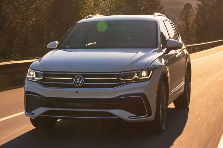 Volkswagen Tiguan 2022 vẫn sẽ được trang bị đèn pha LED tích hợp đèn chiếu sáng ban ngày tiêu chuẩn, bổ sung thêm các tùy chọn mâm xe mới có kích thước từ 17 - 20 inch. Khách hàng giờ đây có thể lựa chọn đến 8 màu sơn ngoại thất, bao gồm 2 tùy chọn mới là Oryx White và Kings Red Metallic.
