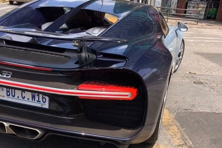 Trong đó, chiếc siêu xe triệu đô Bugatti Chiron tại Campuchia đã bị bắt gặp lăn bánh trên đường phố với chiếc biển số thu hút không ít sự tò mò của người dân đi đường. Còn với giới mê xe, không quá khó để dịch lại ý nghĩa biển số "BU.C.W16" trên siêu phẩm Bugatti Chiron.