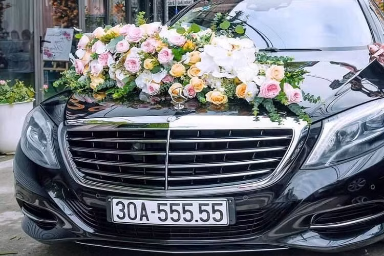 Chiếc biển số 30A-555.55 của chiếc xe Range Rover được ông chủ chuỗi cầm đồ lớn nhất Việt Nam chia sẻ ảnh vào tháng 1/2015. Nhưng dân mạng phát hiện ra rằng, có một chiếc xe Mercedes-Benz S500 đang đeo biển số 30A-555.55 này nên dấy lên nghi vấn ông chủ chuỗi cầm đồ chỉnh sửa ảnh để trêu đùa với bạn bè.