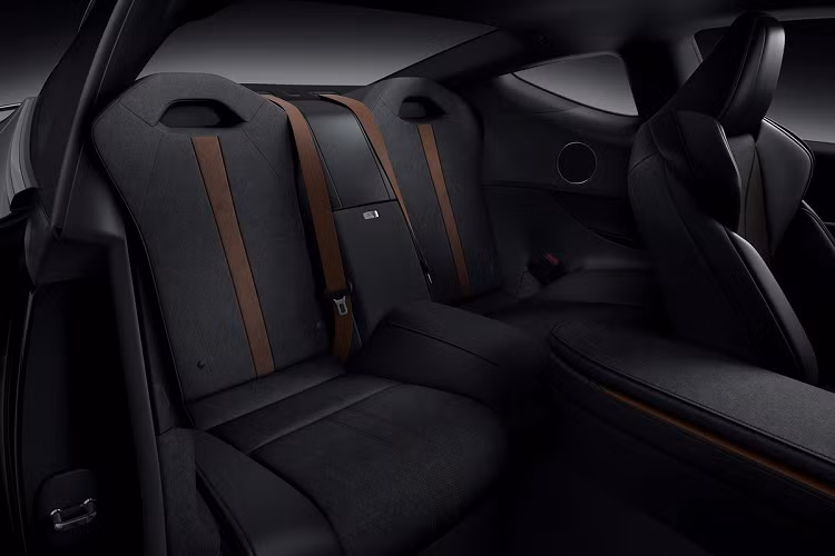 Những trang bị tiện nghi đáng chú ý trên Lexus LC 500 Inspiration Series đời 2021 có thể kể đến hiển thị vận tốc trên kính lái HUD, chìa khóa thông minh dạng thẻ (Smart Access Card Key), hệ thống loa cao cấp 915 watt...