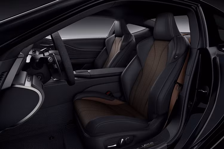 Hàng ghế trước của Lexus LC 500 được thiết kế theo hơi hướm xe đua, ôm sát người ngồi. Hai vị trí ghế trước đều được trang bị nút chỉnh điện và nút gập một chạm để hỗ trợ cho việc ra vào hàng ghế sau.