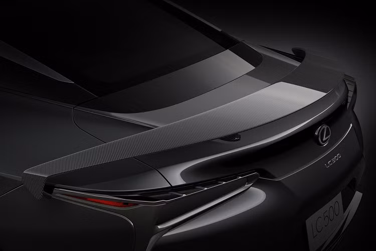 Lexus LC 500 Inspiration Series đời 2021 được trang bị động cơ hút khí tự nhiên V8 5.0L. Công suất tối đa đạt 471 mã lực và mô-men xoắn cực đại 540 Nm. Xe sử dụng hộp số tự động 10 cấp và hệ dẫn động cầu sau có tích hợp vi sai chống trượt.
