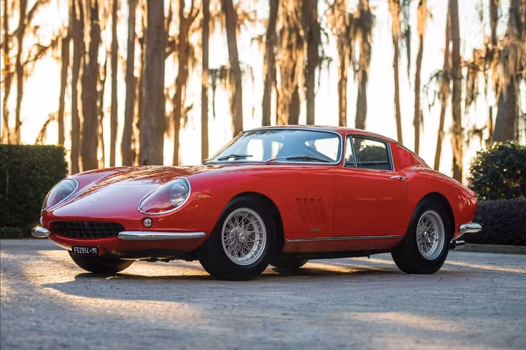 5. Ferrari 275 GTB/C và Ferrari 275 GTB NART (26,4-27,5 triệu USD): Mẫu Ferrari 275 GTB/C là chiếc xe kế thừa của mẫu 250 GTO. Xe được trang bị động cơ V12 3.3L mạnh 300 mã lực, tốc độ tối đa 257,5 km/h. Chỉ có 3 chiếc 275 GTB/C được chế tạo, một chiếc được đấu giá 26,4 triệu USD vào năm 2014. Còn chiếc 275 GTB NART chỉ được sản xuất 10 chiếc, một trong số đó được bán với giá 27,5 triệu USD vào năm 2013.