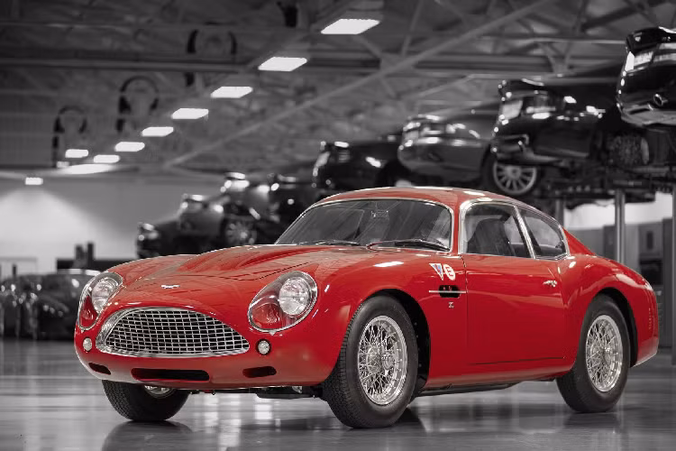 10. Aston Martin DB4 GT Zagato (13,3 triệu USD): Aston Martin DB4 GT Zagato là sản phẩm hợp tác giữa hãng xe Anh quốc và Ercole Spada. Không chỉ giàu tính thẩm mỹ, mẫu xe này còn khá mạnh. Sức mạnh của DB4 GT Zagato đến từ động cơ 3.7L, công suất 314 mã lực, tốc độ tối đa 250 km/h. Chỉ có 19 chiếc DB4 GT Zagato được sản xuất. Một chiếc được bán vào năm 2018 với giá 13,3 triệu USD.